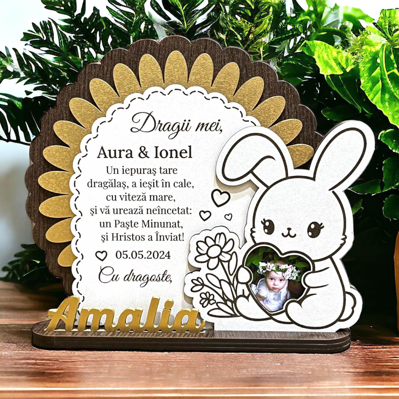 Trofeu personalizat de Paste - pentru nasii de botez Trofeul personalizat de Paște, realizat din materiale de înaltă calitate, simbolizează recunoștința față de nașii de botez, având un design elegant și un iepuraș adorabil.