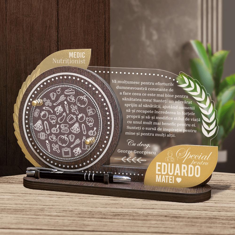 Trofeu Personalizat cu pix – Cadou pentru Nutritionist Trofeul personalizat pentru medicul nutritionist, un cadou elegant ce exprimă recunoștință și apreciere, completat cu un pix sofisticat.