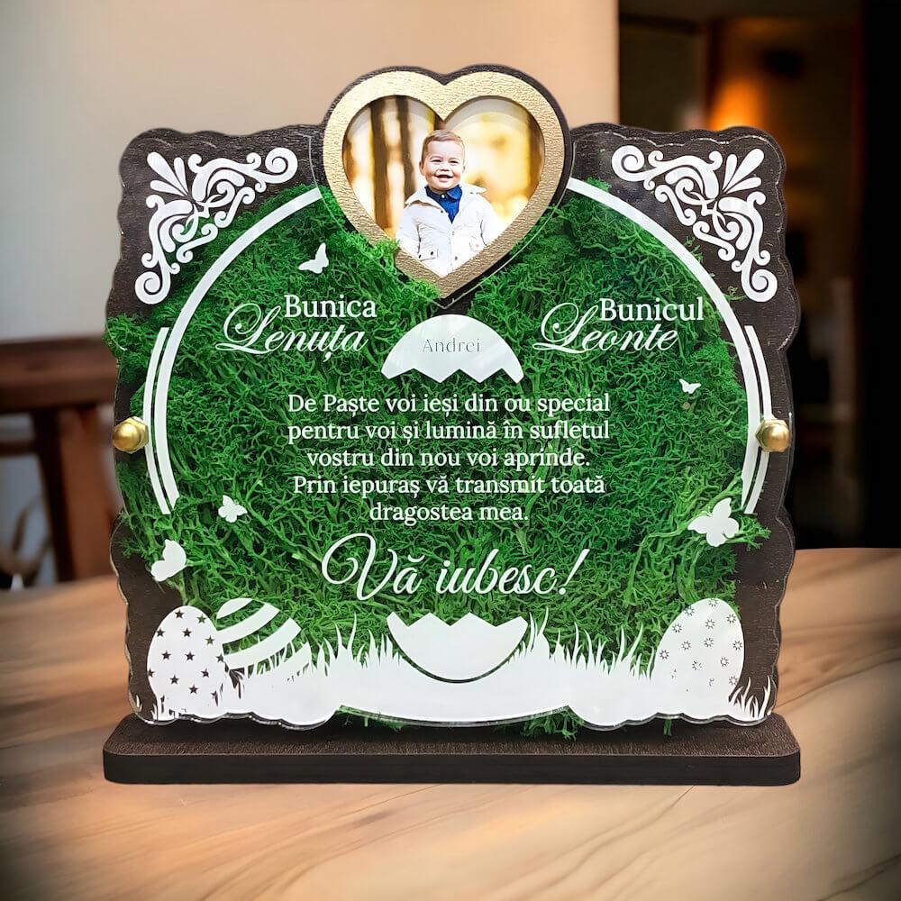 Trofeu personalizat cu licheni de Paste - Pentru Bunici Trofeul personalizat cu licheni de Paște este un cadou emoționant pentru bunici, ce aduce un mesaj special și o notă de natură în orice cămin.