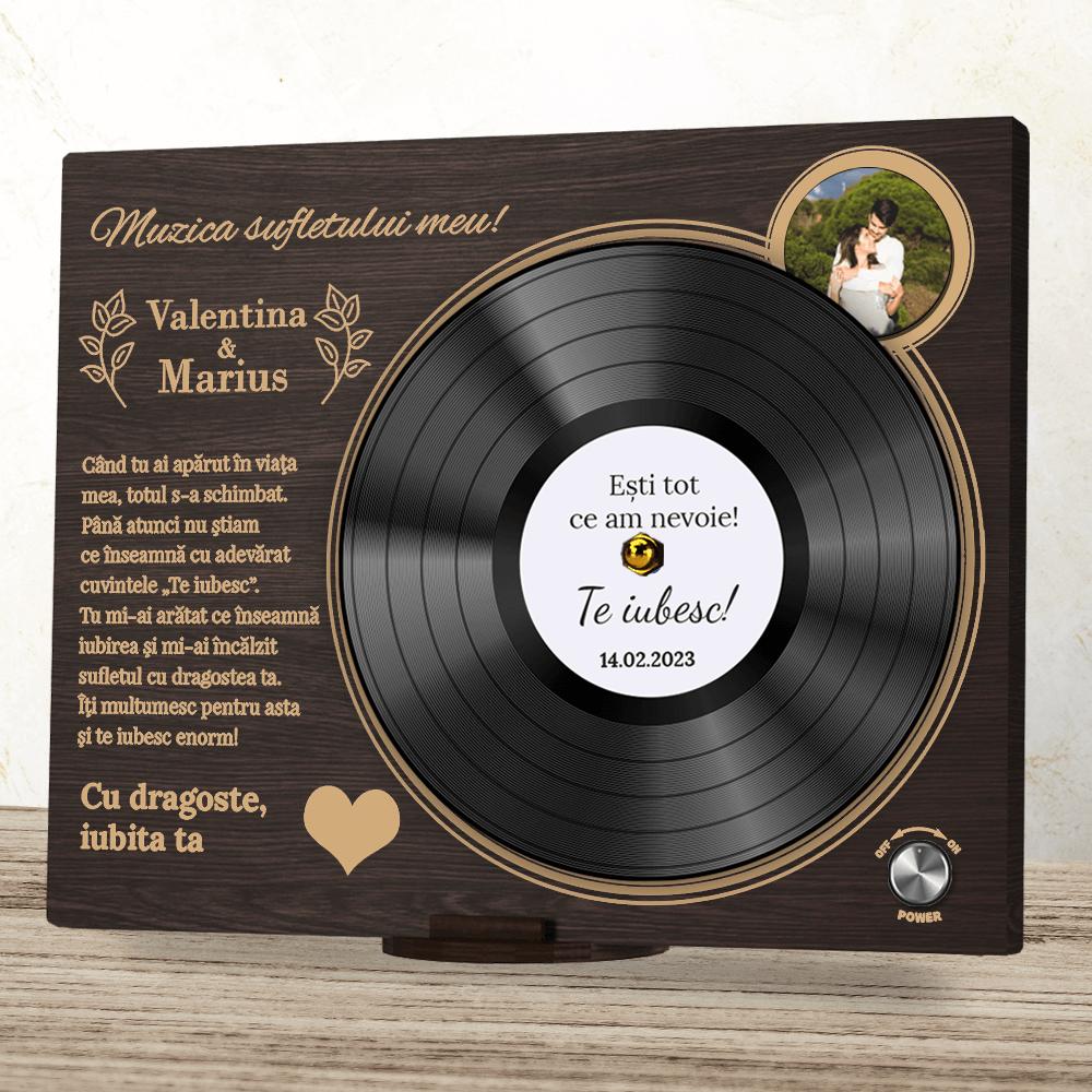 Placheta personalizata - Muzica sufletului meu O plachetă personalizată din plexiglas și pal wenge, inspirată de muzică, perfectă pentru cadouri de Ziua Îndrăgostiților.
