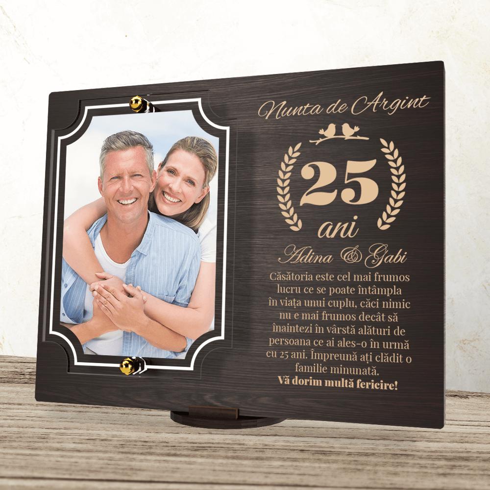 Placheta personalizata aniversare 25 ani - Nunta de argint O plachetă personalizată elegantă pentru a comemora 25 de ani de căsnicie, un cadou simbolic și atemporal.