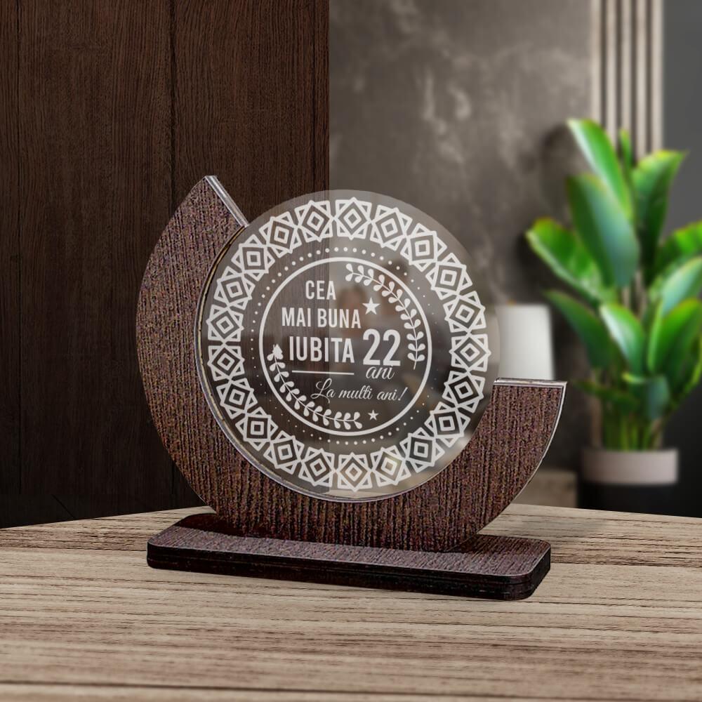 Cadou personalizat Trofeu – Cea mai buna iubita Trofeul personalizat 'Cea mai bună iubită' este cadoul perfect pentru a celebra cele 22 de ani de iubire, cu un design elegant și mesaj special.