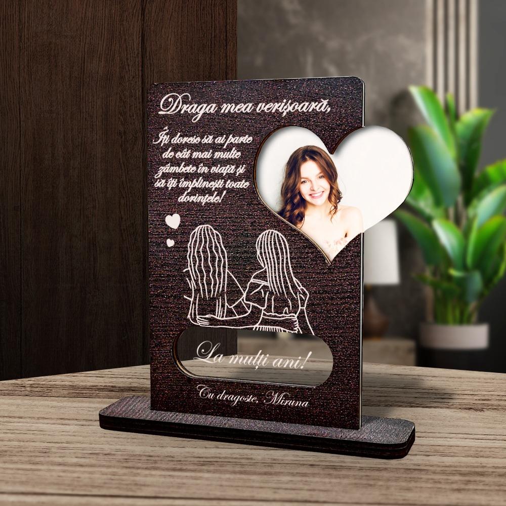 Cadou personalizat Trofeu – Inima pentru verisoara (Poza si mesaj) Trofeul personalizat cu mesaj special și fotografie este cadoul ideal pentru verisoara ta, simbolizând dragoste și apreciere.