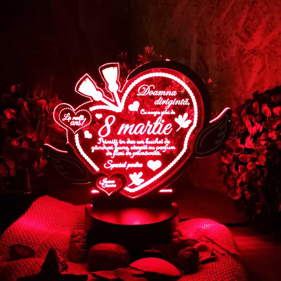Trofeu Personalizat cu LED - Pentru 8 Martie Trofeul personalizat cu LED pentru 8 martie, un cadou rafinat și plin de emoție, perfect pentru a sărbători primăvara.