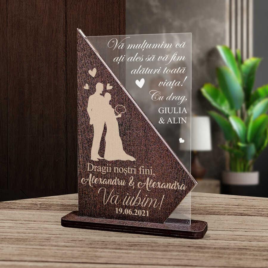 Cadou personalizat Trofeu – Special pentru fini Trofeul personalizat este cadoul perfect pentru fini, amintind de momentele speciale petrecute împreună, cu un design elegant și mesaje personalizate.