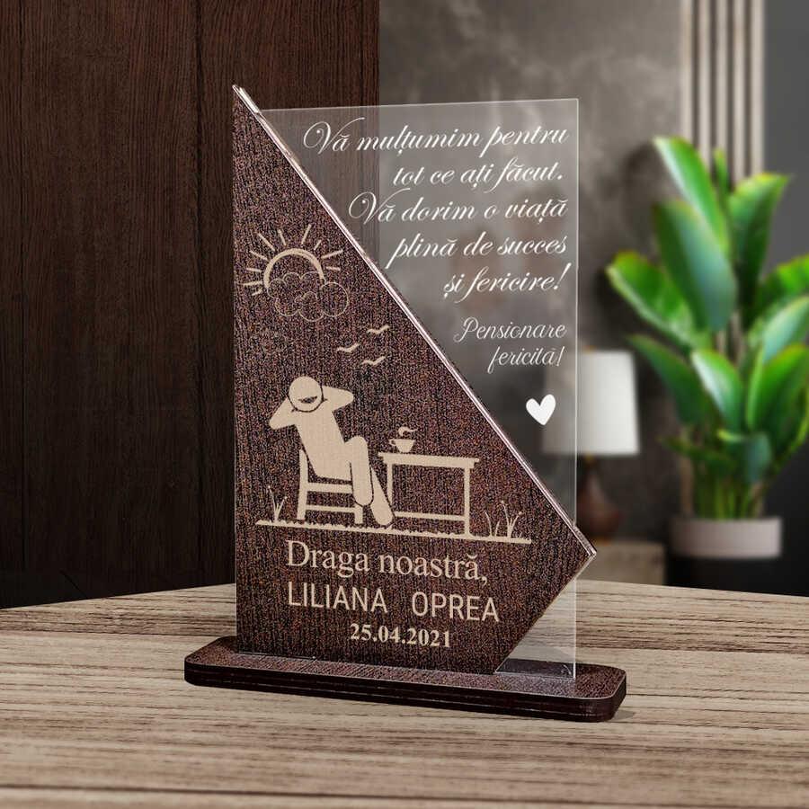 Cadou personalizat Trofeu – Special pentru pensionare Trofeul personalizat pentru pensionare este un cadou excelent pentru a celebra o carieră împlinită, cu un mesaj emoționant și un design elegant.