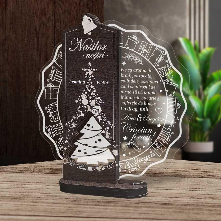  Trofeul personalizat de Crăciun pentru nași, realizat din plexiglas și lemn wenge, simbolizează aprecierea pentru părinții spirituali. 
