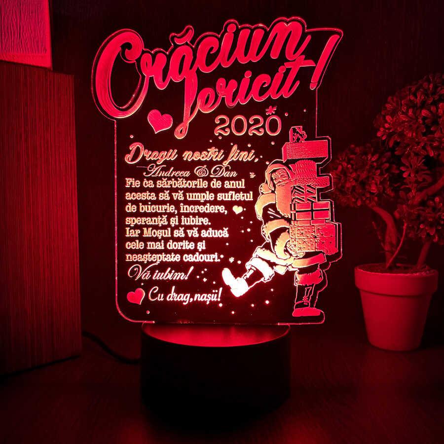 Trofeu personalizat - Cadou fini craciun Trofeul personalizat din plexiglas cu lumini LED reprezintă cadoul perfect pentru fini, aducând o notă de magie sărbătorilor.
