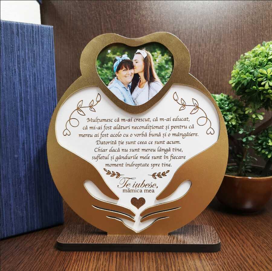 Cadou personalizat - mama fiica Un trofeu elegant din pfl wenge și alb, ideal pentru a celebra iubirea și recunoștința față de mama, bunica sau soacra ta.