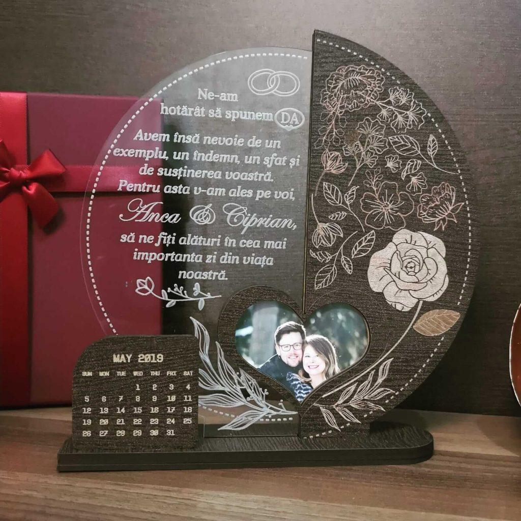 Cadou personalizat Trofeu - Suntem hotarati! Calendar Trofeul personalizat din pfl wenge și plexiglas este ideal pentru a celebra momente speciale, având un design inedit și eleganță.