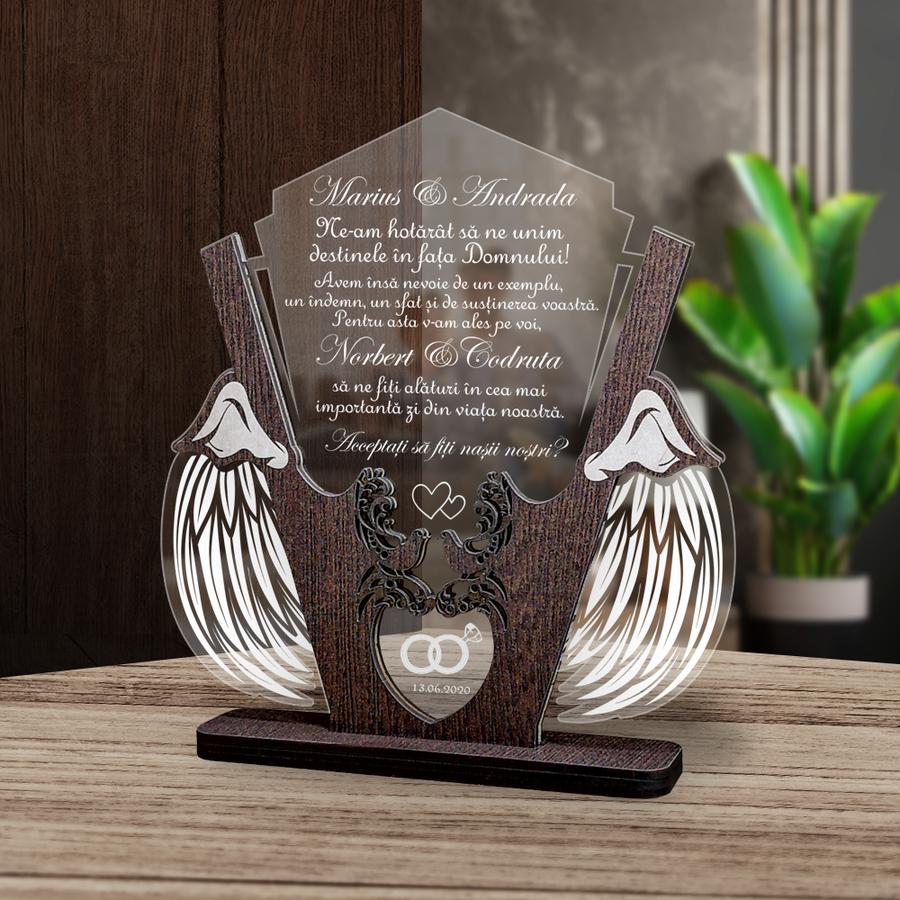 Cadou personalizat Trofeu – Cerere nasi cununie Trofeul personalizat cu aripi simbolizează dorința de a onora nașii de cununie, realizat din plexiglass și lemn wenge.