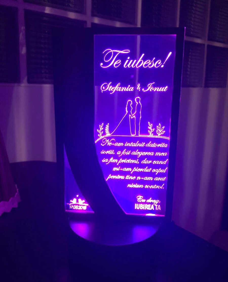Cadou personalizat Trofeu LED - Pentru iubire Trofeul LED personalizat, realizat din pfl wenge și plexiglas, este perfect pentru a exprima dragostea ta într-un mod elegant.