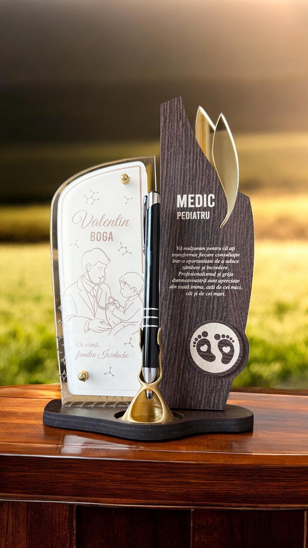 Trofeu personalizat cu pix - Cadou pentru pediatru Trofeul personalizat pentru pediatru, realizat din pfl wenge și plexiglas, include un pix gravat, perfect pentru a celebra profesionalismul medicului.