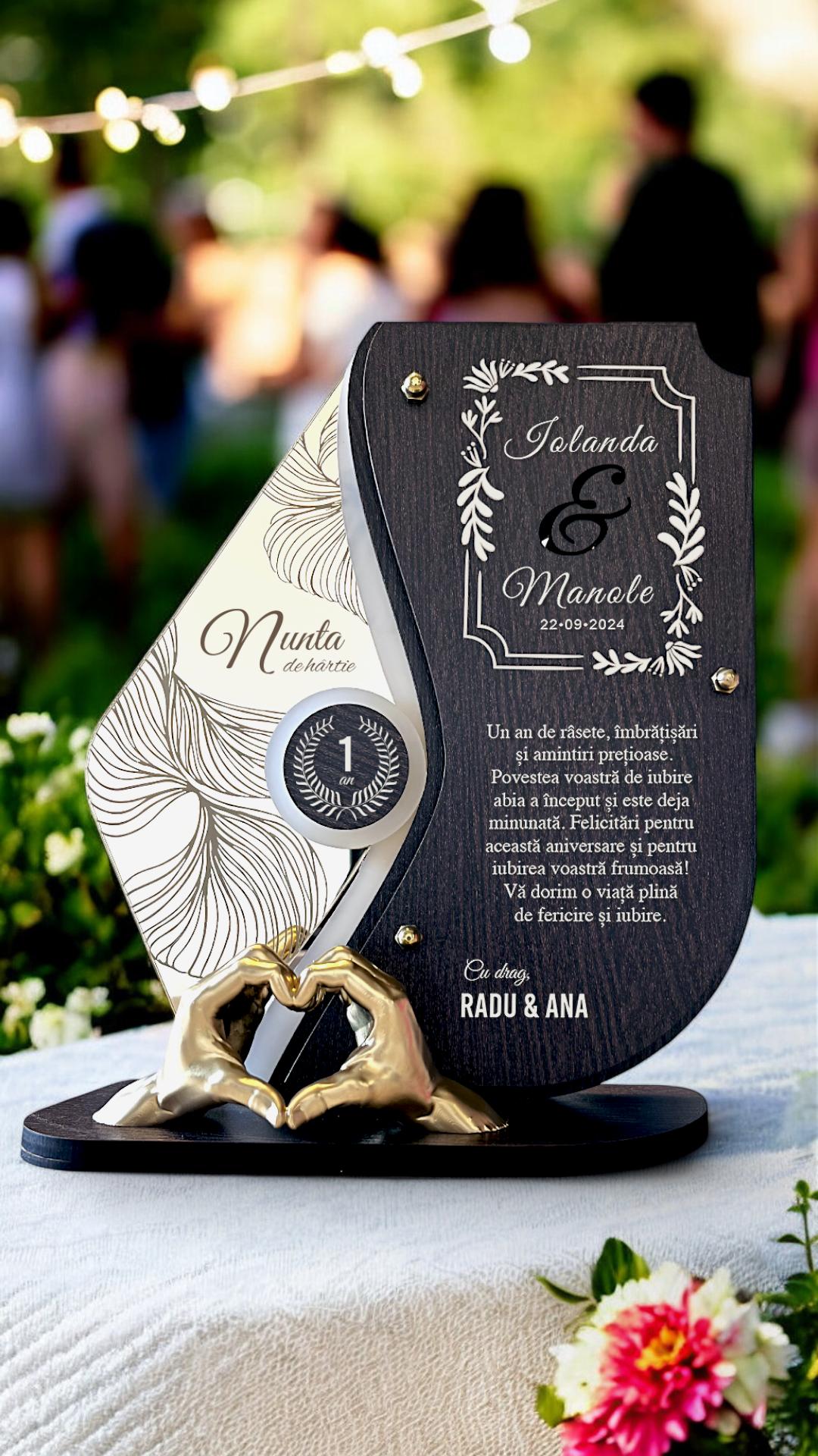  Trofeul personalizat din PFL wenge, cu detalii elegante, este cadoul ideal pentru aniversarea de 1 an. 