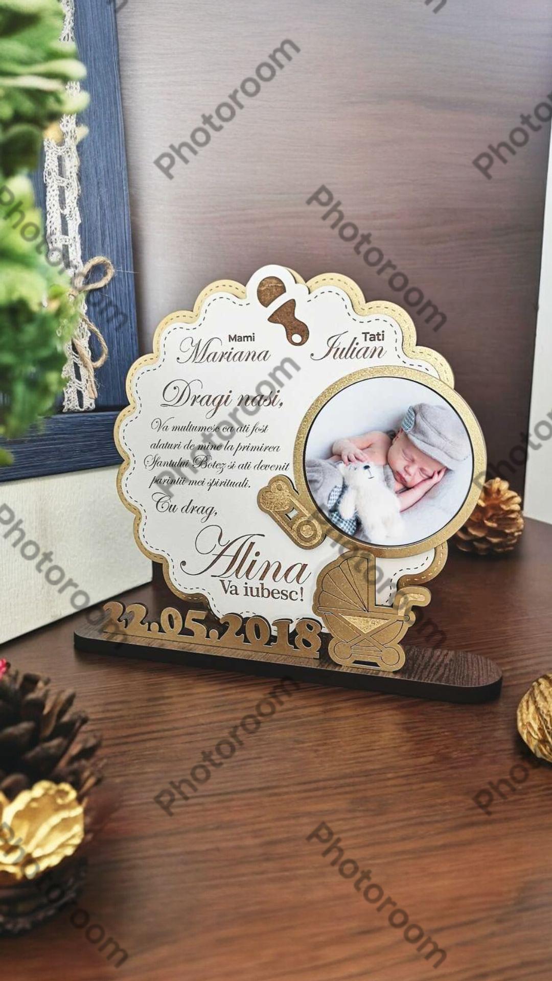 Cadou personalizat - Trofeu botez Trofeul personalizat pentru nasii de botez reprezintă un cadou unic, cu posibilitatea de a adăuga o fotografie și un mesaj personalizat pentru a crea o amintire deosebită.