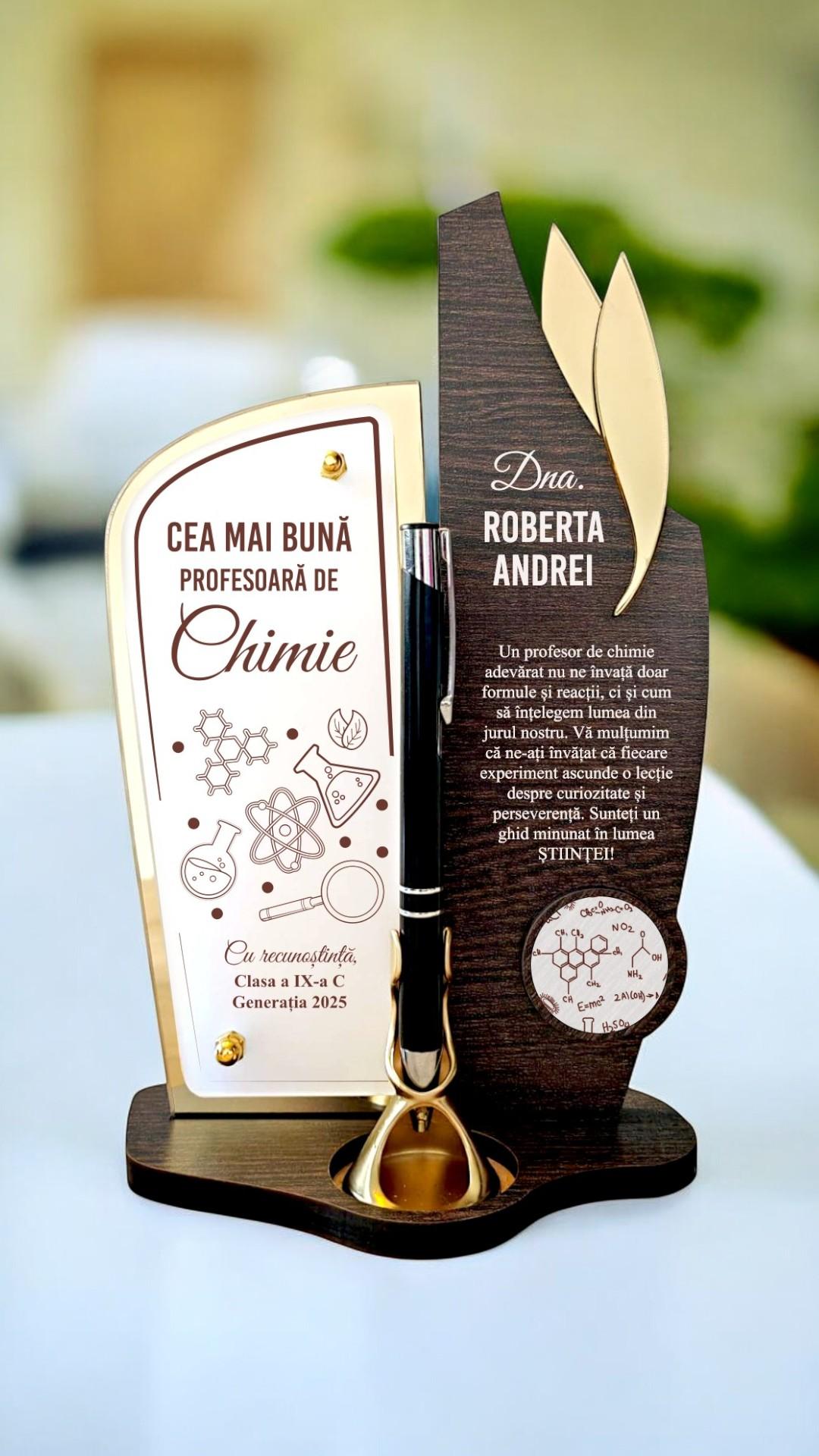 Trofeu personalizat cu pix – Cea mai buna profesoara de chimie Trofeu personalizat cu pix – Cea mai buna profesoara de chimie